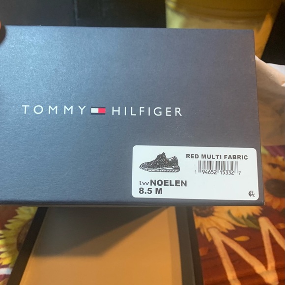 Red Tommy Hilfiger size 8 1/2m - Picture 8 of 9